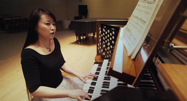 管風琴演奏家沈媛，有個管風琴家父親沈曉明，也因此她對自己的期待更高，參加國際大賽，向父母親證明實力，也是自我挑戰。（佳映娛樂提供）