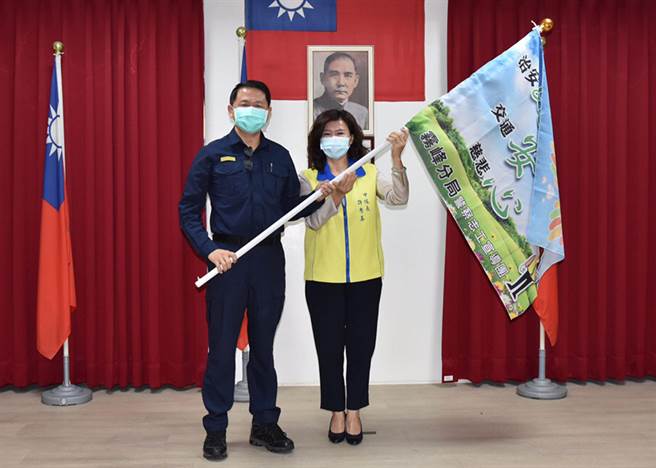 雾峰分局《好安心警察志工宣导团》1 日成立，由分局长陈家铭将宣导团旗帜授予中队长许秀美。（雾峰分局提供／黄国峰台中传真）