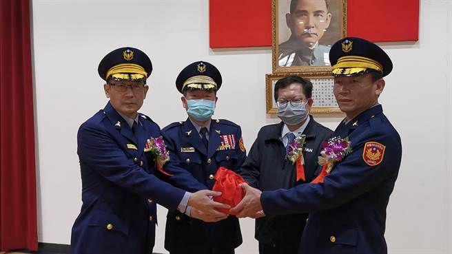 桃園市長鄭文燦（右二）、市警局長陳國進（左二）主持監交，新任市刑大隊長蔡燕明（右一）從原任大隊長邱紹洲（左一）手中接下印信。(蔡依珍攝)