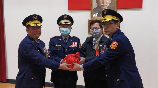 新任桃園分局長邱紹洲（右一）從代理分局長黃炳訓（左一）手中接下印信。(蔡依珍攝)