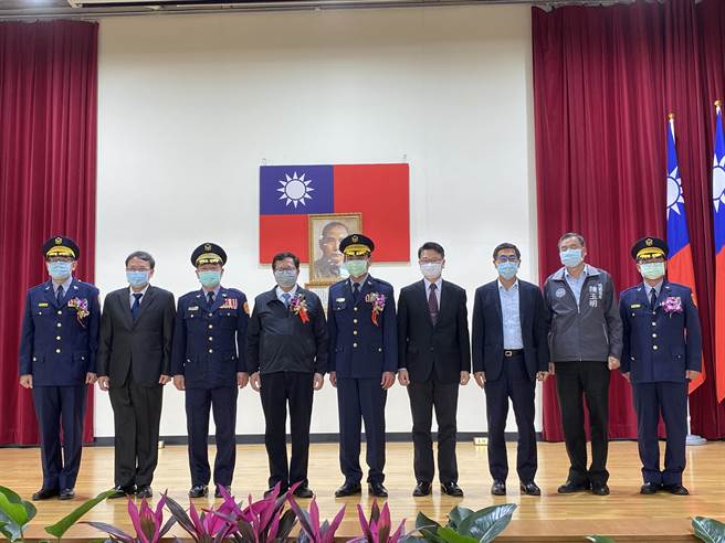 桃園市長鄭文燦1日主持新任桃園警分局長邱紹洲、刑警大隊長蔡燕明聯合交接典禮，地方眾多重量級人士出席觀禮。(蔡依珍攝)
