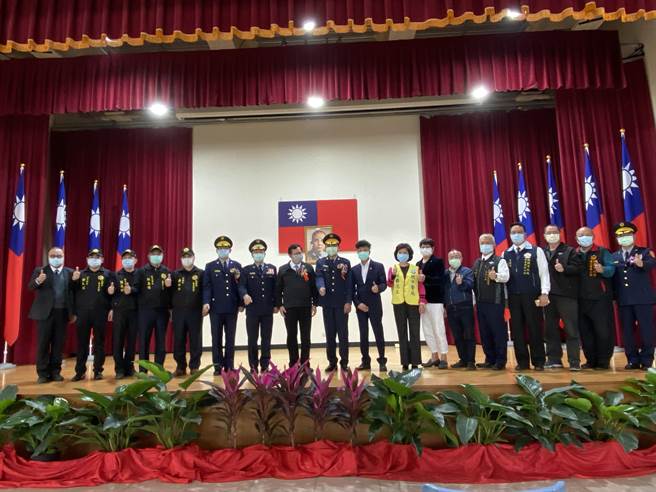 桃園市長鄭文燦1日主持新任桃園警分局長邱紹洲、刑警大隊長蔡燕明聯合交接典禮，地方眾多重量級人士出席觀禮。(蔡依珍攝)