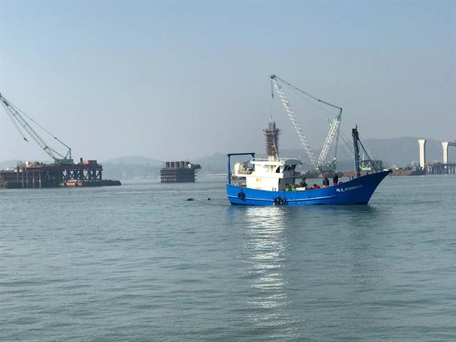 大陆工作平台船上的怪手落海，今天顺利打捞拖回对岸。（民眾提供）