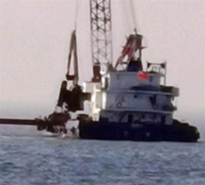 大陆工作船733吨级的起重船「展鹏16」执行打捞作业后，即离开金门禁限制水域。（民眾提供）