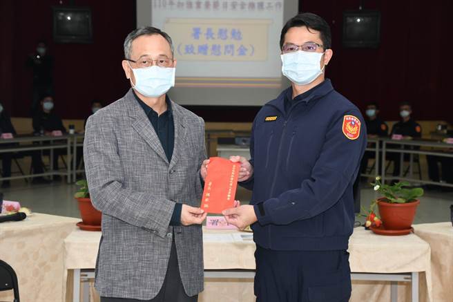 警政署长陈家钦1日前往苗栗县警察局大湖分局慰勉协勤民力及基层同仁执行勤务辛劳，并颁赠慰问金激励工作士气。（警方提供／何冠娴苗栗传真）