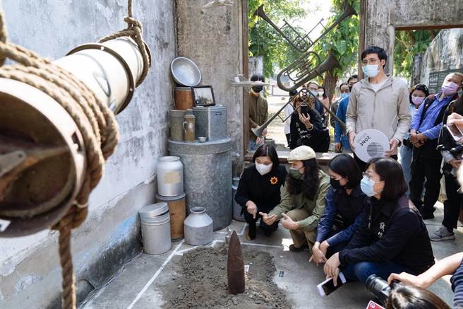 云林县长张丽善（左）体验虎尾镇建国眷村「艺术入村计画」互动式活动。（云林县政府提供／张朝欣云林传真）