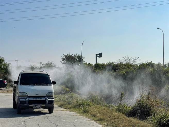 高雄市阿莲区一处养鹅场经例行性採样监测，检出高病原性禽流感H5N2阳性反应。高雄市动物保护处已启动标准作业程序，图为消毒车场外消毒。（高雄市农业局提供／林瑞益高雄传真）