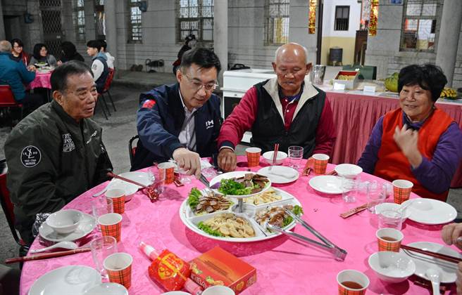国民党主席江启臣(左二)主席来我家行程，首站从屏东起跑，晚间在青农三合院禾埕吃办桌菜。(林和生摄)