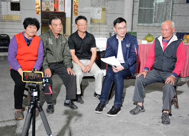 国民党主席江启臣(右二)主席来我家行程，首站从屏东起跑，晚间与青农开直播，聊起务农艰苦谈。(林和生摄)