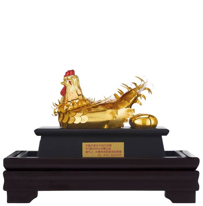 SOGO台北店初一限定福袋大獎是紫南宮開運金雞。（SOGO提供）
