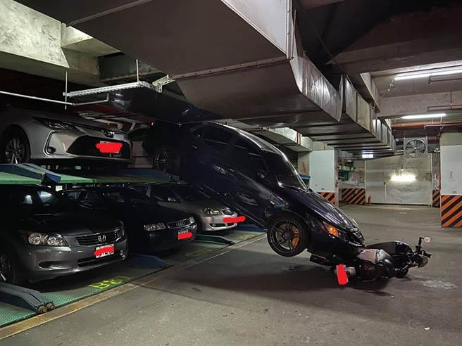 惊悚直击 机械停车场1辆车突滑落 砸中男险成肉饼(图/翻摄画面)