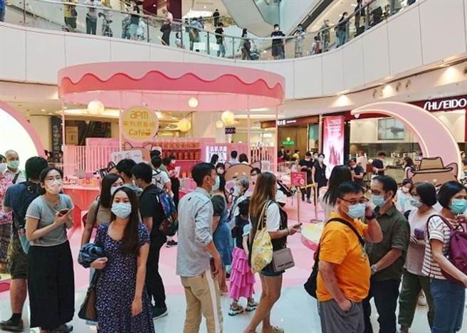 香港政府担心春节期间有大量市民外出活动，会再出现群组爆疫，将延长社交距离措施至17日。（取自东网）