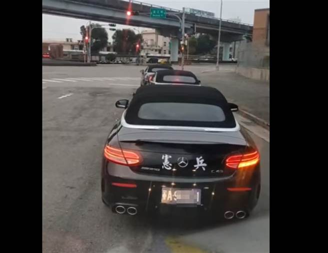 宪兵新款敞篷勤务引导车，首度在台北街头曝光。（翻摄 爆废1公社）