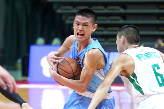 能仁家商林子皓在對手嚴密防守下進攻。（黃世麒攝）