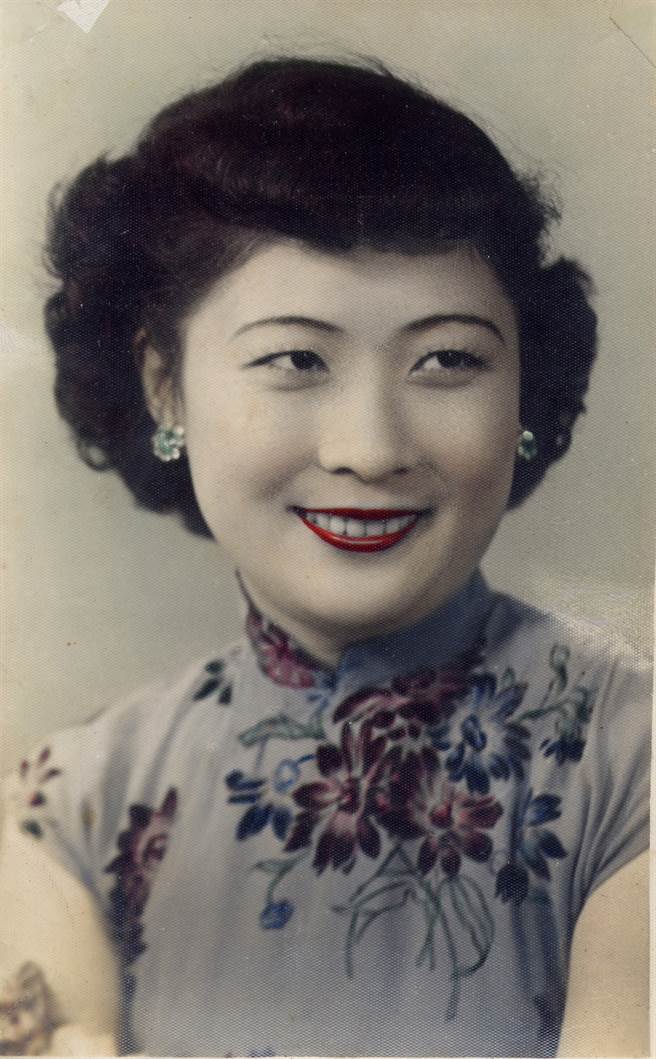 我的媽媽，非常愛美，這是到台灣以後拍的照片。那時候的照片都要求照片館師傅「修照片」，比如說口紅，應是在照片上描紅的。由1950年初媽媽面容和眉宇間的喜感，相對於我們今天許多不同族群中的同胞們經常有的憂愁和憤懣，我非常佩服媽媽那個時代與環境中的人們，他們沒有被戰亂流離打敗，反而捲起袖子，重新開始，而且相信一定會在蔣總統的領導下反攻大陸，解救大陸同胞。這符合《聖經•箴言》中所說：「喜樂的心乃是良藥，憂傷的靈使骨枯乾。」父母親和許多在大難中逃離大陸的人們，來台後生活於貧窮簡陋的眷村中，但是我可以見證，從1950到1980年代，台灣社會中一直有一種積極奮發圖強的精神。（楊雨亭提供）