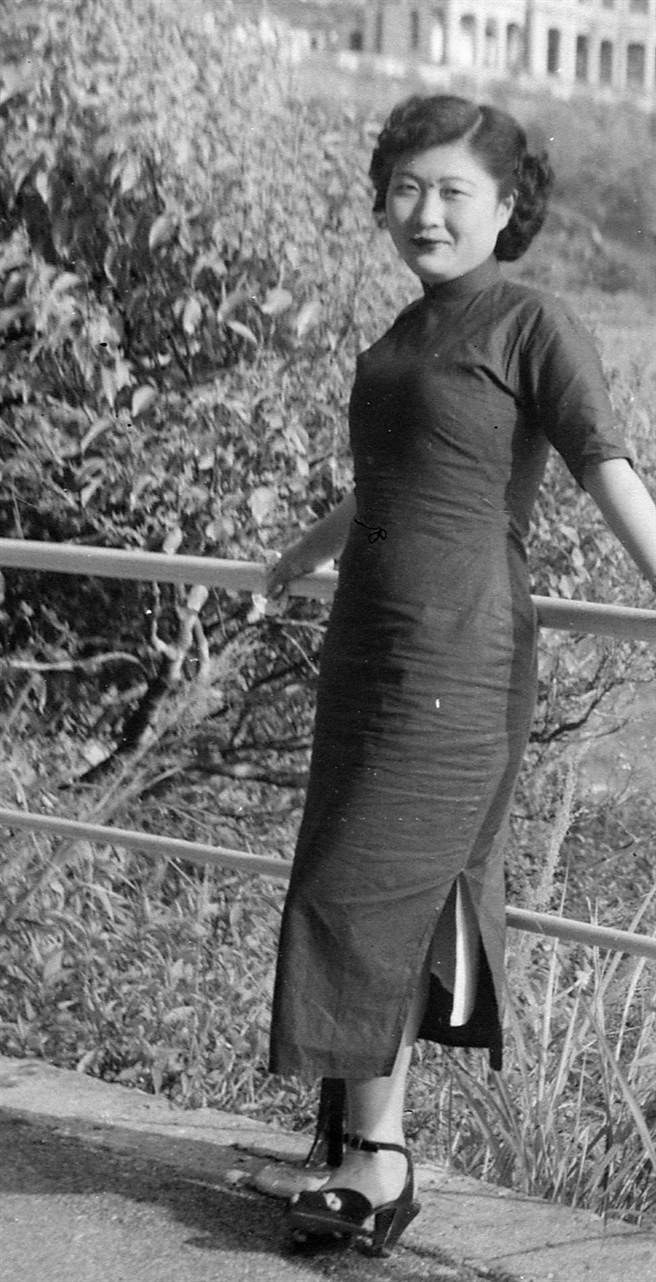 那時候，大陸來的女人習慣穿旗袍。曾有一位本省作家描繪，光復以後，常看見外省女性穿著旗袍、高跟鞋，勾著一位穿著整套西裝的外省男性在街上走路，這光景，在日據時代是看不見的。後來台灣社會慢慢變遷，這樣特殊的景色在1960年代中期以後就消失了！不過，這說明在大陸時期的大城市中，可能生活稍為過得去的人，都是這個樣子的，可以看出當年國民政府時期男女平等，甚至女尊於男的現象。（楊雨亭提供）
