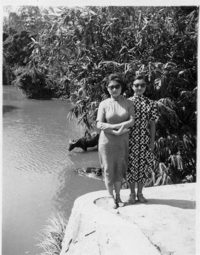 郊遊時，也穿旗袍。可以看出她們站立挺直，表現出勇敢的氣質。（楊雨亭提供）
