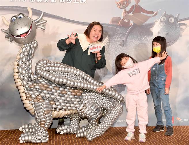 锺欣凌出席《银龙出任务》首映会，2位女儿惊喜登场。（卢祎祺摄）