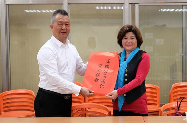 汉翔董事长胡开宏(左)，日前代表公司，捐助部分款项，给予「中华存善慢飞天使协会」。图／汉翔提供