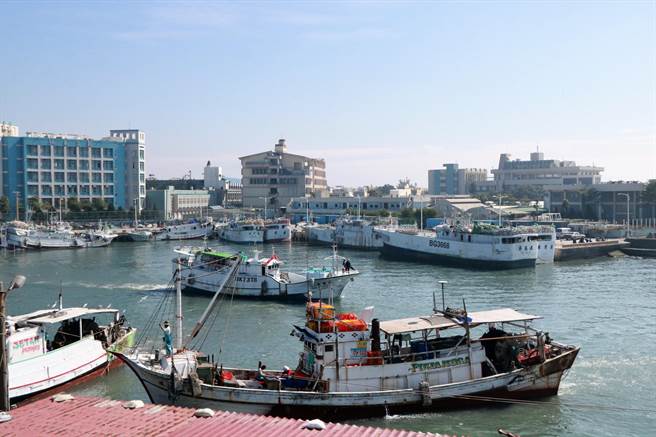 东港渔界称渔业署无理乱罚早是常态非首例，渔民抗议也无用，但愿在国会殿堂披露后，官员能正视。（谢佳潾摄）