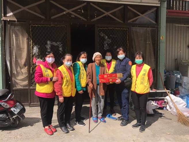 春節前夕仁愛鄉警察志工動員 走訪偏鄉關懷弱勢族群（仁愛警分局提供）
