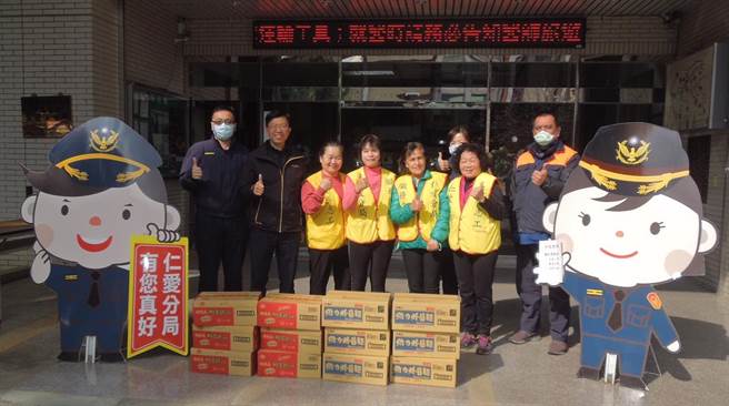 春節前夕仁愛鄉警察志工動員 走訪偏鄉關懷弱勢族群（仁愛警分局提供）
