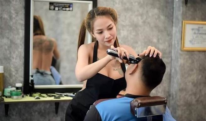 正妹理髮师掀热议(图片取自/爆废公社二馆)