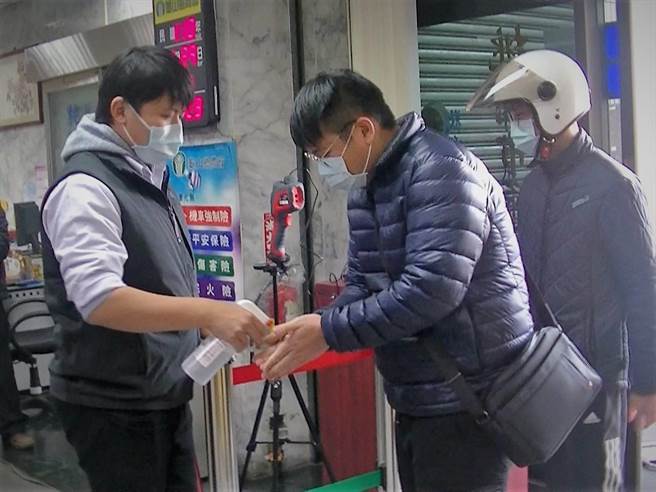 防抢演练，歹徒进入农会银行也要喷酒精。（警方提供／蔡依珍桃园传真）