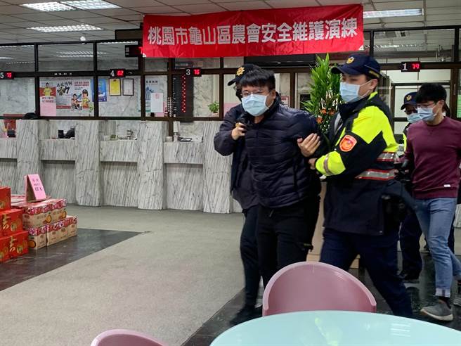 歹徒遭制伏。（警方提供／蔡依珍桃园传真）