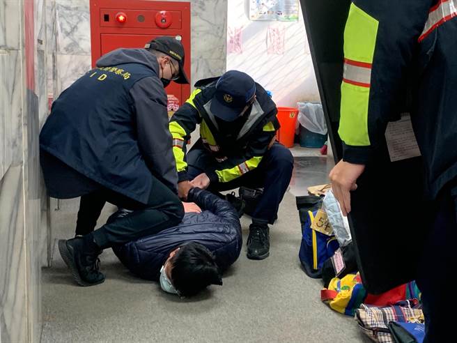 歹徒遭制伏。（警方提供／蔡依珍桃园传真）