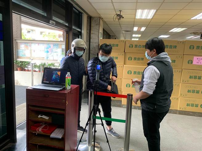 防抢演练，歹徒进入农会银行也要喷酒精。（警方提供／蔡依珍桃园传真）