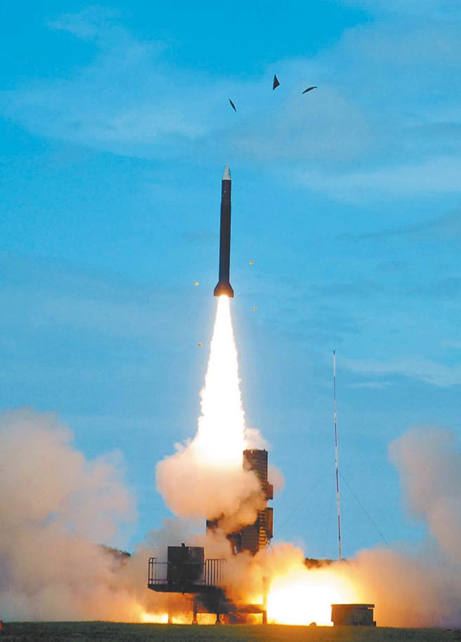 法务部、台湾高检署修订相关办案规定，将中科院纳为「准军事机关」加强联繫，以「涉及国安」为由，将商业机密全列为法定「重大营业秘密」案件范围，对国防、商业机密进行「双轨保护」，严防共谍窃密；图为中科院公开「天弓三型」。（摘自中科院官网）