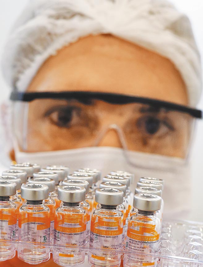 新冠疫情蔓延，但疫苗供不应求，世界卫生组织（WHO）敦促英国，针对医护人员及高风险对象接种完疫苗后，就应暂停施打，以便将疫苗公平分配给全球。此外，世卫也批评欧盟管制疫苗出口的措施「令人担忧」。图为阿斯特捷利康疫苗。（路透）