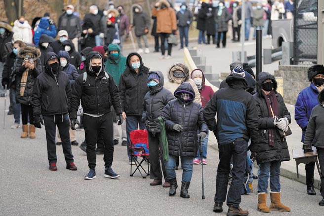 美國新澤西州民眾排隊等候新冠疫苗。一項媒體分析顯示，美國的疫苗接種出現種族差距，許多地方的黑人注射率落後於白人。（美聯社）
