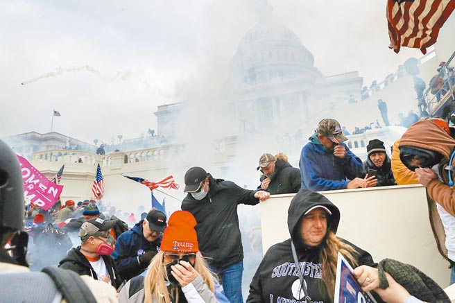 川普彈劾案下周展開審訊，但律師團已有5人求去，其中包括2位首席律師。圖為1月6日川普支持者在美國國會大廈前與警察發生衝突。（路透）