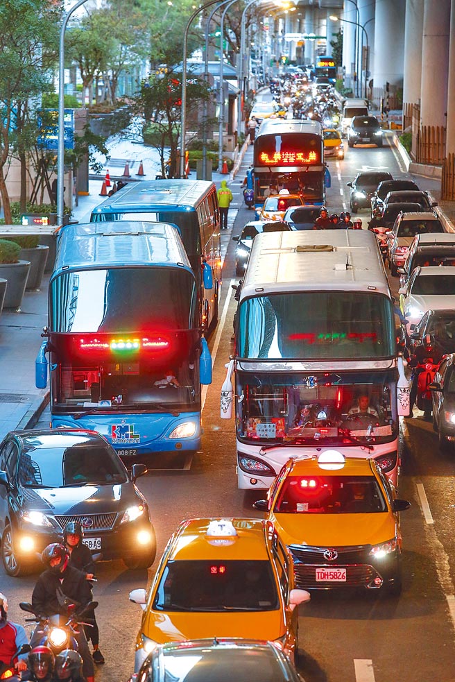 两岸关系急冻、大陆旅客与团体来台旅游骤减，大客车4年来减少了3000多辆，是使用牌照税源类车辆中唯一衰退的车辆类型。（邓博仁摄）