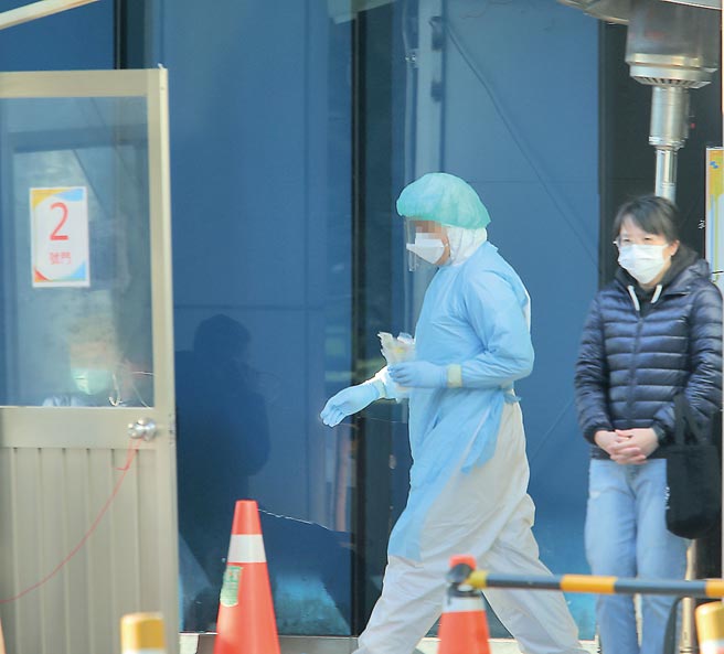 何志伟指出，不到2周就是春节，不论是庙宇、商圈等年节期间人潮聚集之处，相关防疫要求都没有一套准则，各地政府自行其事，民眾无所适从。图为医护人员在检疫所忙碌穿梭。（陈怡诚摄）