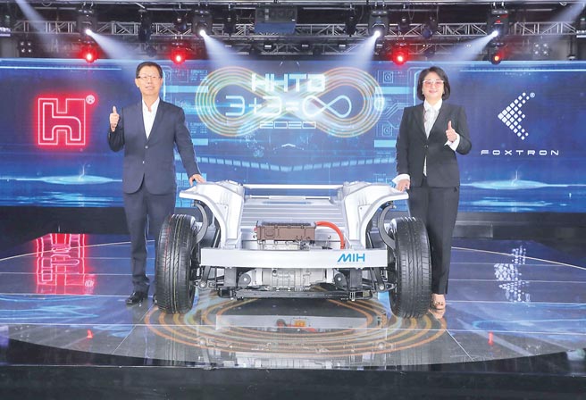 裕隆倾集团全力相助，与鸿海集团合资的鸿华先进发展电动车脚步加速，官网在昨日正式亮相。图为裕隆执行长严陈莉莲（右）、鸿海董事长刘扬伟（左）。（业者提供）