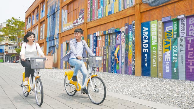 骑乘YouBike方便又实惠，3月底前会员享前30分钟免费骑乘优惠。（高雄市政府新闻局提供／吴江泉高雄传真）