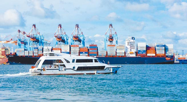 文化遊艇全程由專業導覽人員解說, 飽覽高雄第二港口與第一港口多采多姿的港景 。（高雄市政府新聞局提供／吳江泉高雄傳真）