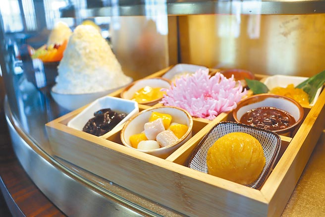 「春田氷亭」发挥创意，融合高雄丰富水果以九宫格盛装冰品配料。（高雄市政府新闻局提供／吴江泉高雄传真）