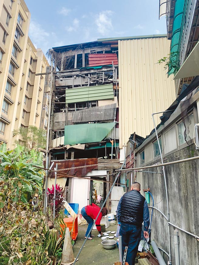 新北市淡水区中山北部有一栋以木板、铁皮等废弃物外推搭建出4层楼高的违建，摇摇欲坠的画面宛如「霍尔的移动城堡」般，经拆除大队会勘，违建已在本月由屋主自行拆除。（新北市工务局提供／许哲瑗新北传真）