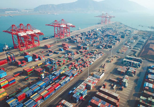 根据欧洲一项调查，有60%的欧洲受访者相信中国经济将在10年内超越美国。图为江苏连云港货柜码头。（新华社）