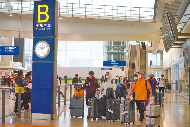 香港政府1月31日起不再承认英国国民海外护照（BNO）。图为海外留学生抵达香港国际机场。（中新社）