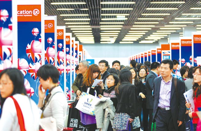 英国政府将于2月15日宣布，限制中国人在44个敏感领域学习或工作，估计将有上万人受到影响。图为北京中国国际教育巡迴展，参观者在英国教育展臺参观谘询。（新华社）