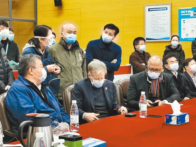 世卫组织-中国联合考察组抵达武汉体育中心方舱医院进行实地考察，并正与管理、医护人员讨论工作。（摘自联合国官网）