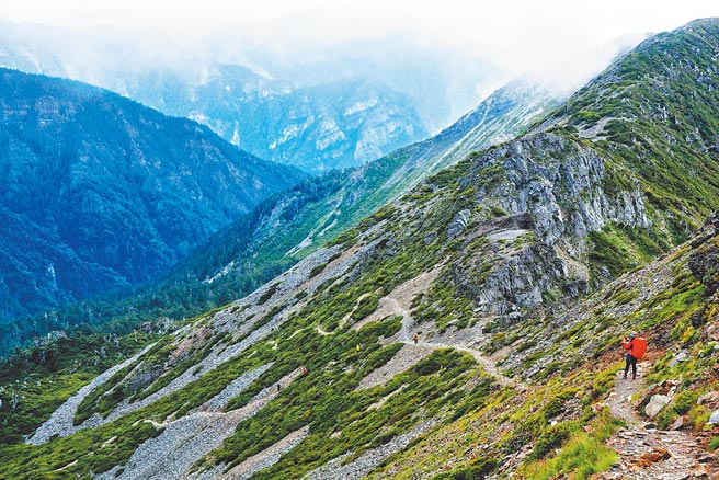 高山登山步道于斜坡段採「之」字形设计，能够减缓雨水冲刷，雪霸处呼吁登山勿走捷径，守护生态也保障登山安全。（雪霸国家公园管理处提供／巫静婷苗栗传真）