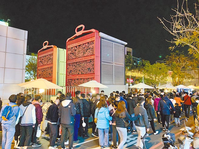 台南甜点节因防疫措施不确实，不仅遭市府卫生局开罚，经发局更要求第2天活动须紧急取消。（李宜杰摄）