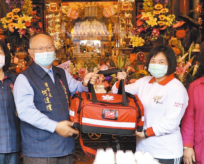 嘉義縣新港奉天宮成立醫療團，左為新港奉天宮董事長何達煌，右為醫療團長魏珊玫。（張亦惠攝）