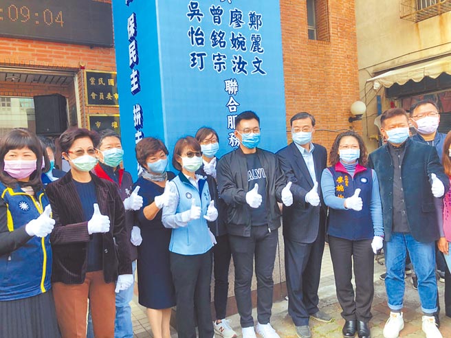 国民党主席江启臣（右五）昨日特地南下高雄，参加不分区立委联合服务处揭牌仪式。（洪浩轩摄）